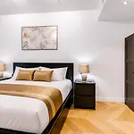 Elegant Premium With Balcony, アパート